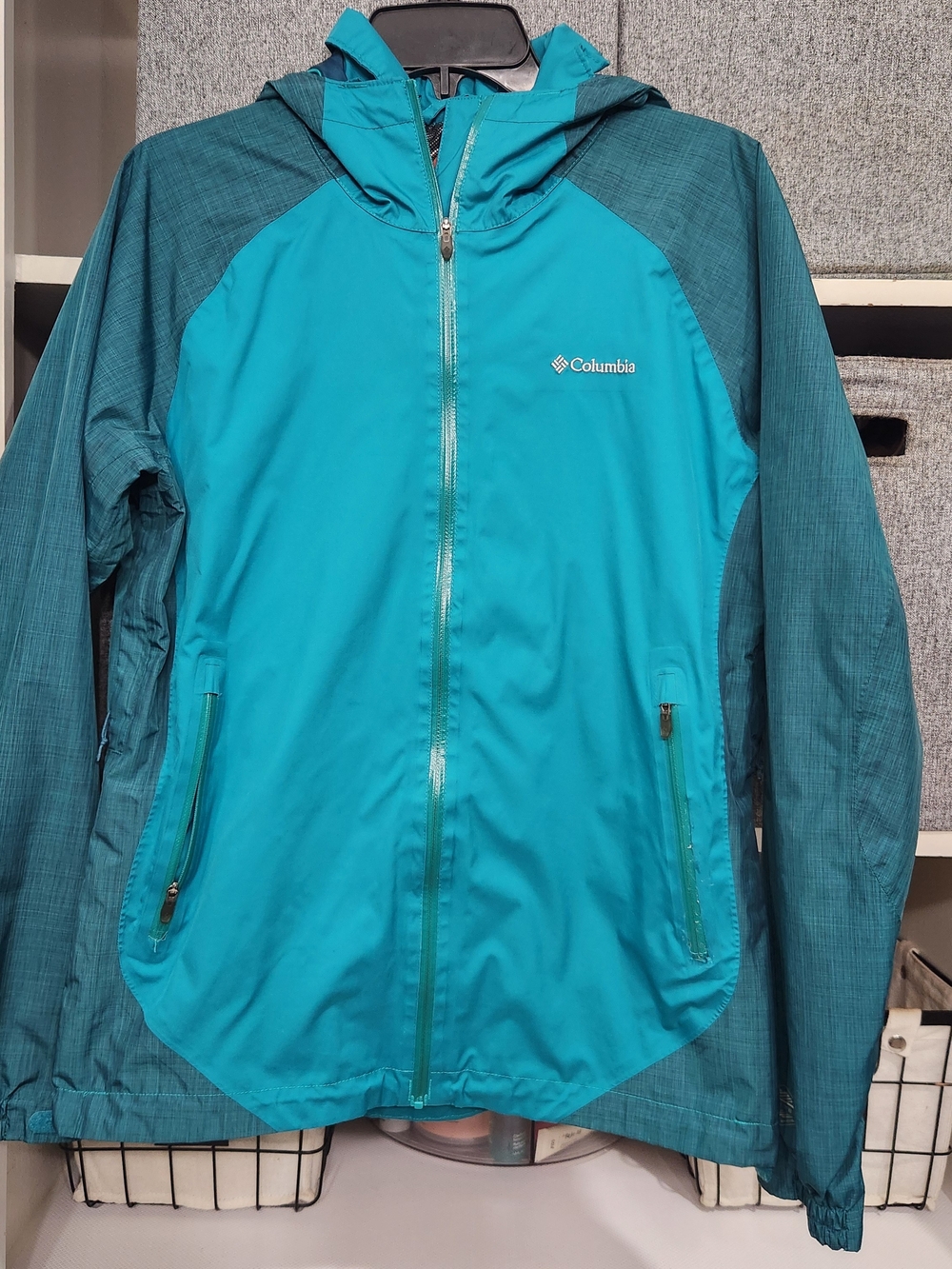 Columbia Women's Teal Hooded Rain Jacket, Med.